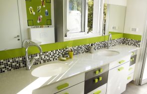 mobiletto da bagno bianco-verde