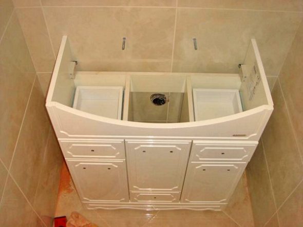 installazione di un lavabo su un mobile