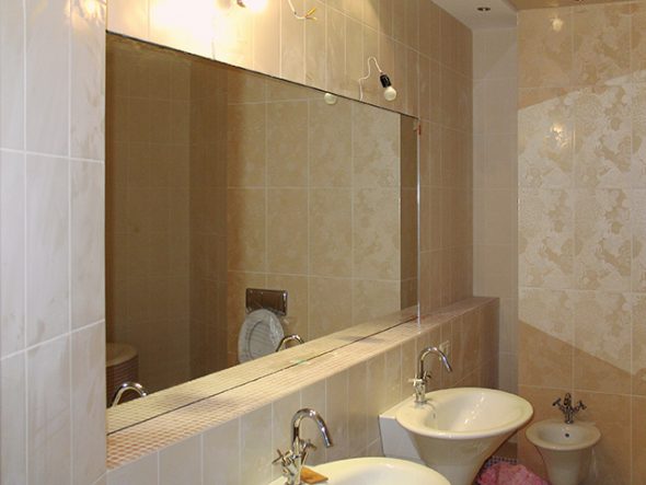 foto dello specchio del bagno