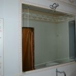 installazione dello specchio del bagno