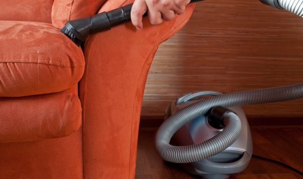 Pulizia di mobili imbottiti con l'aspirapolvere