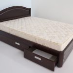Letto matrimoniale in legno con cassetti