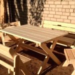 Tavolo in legno per attività ricreative in campagna