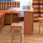 Tavolo in legno per la cucina