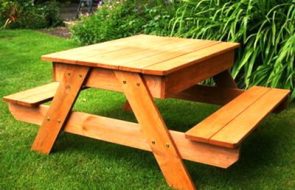 Tavolo da esterno in legno per una casa estiva