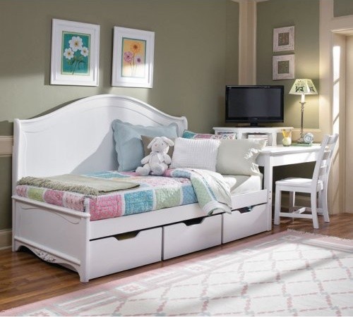 Letto per bambini con cassetti contenitore in una camera da letto luminosa