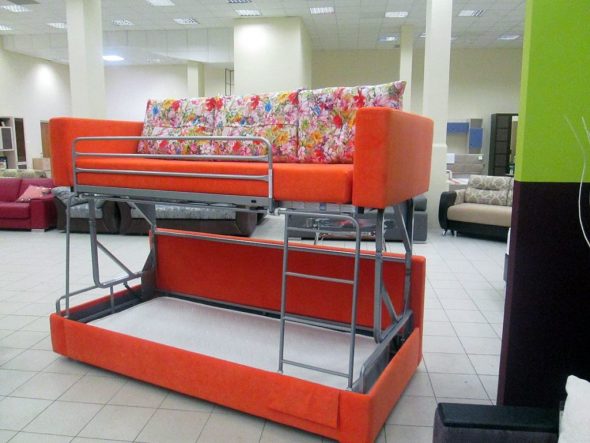 il divano si trasforma in un letto a castello