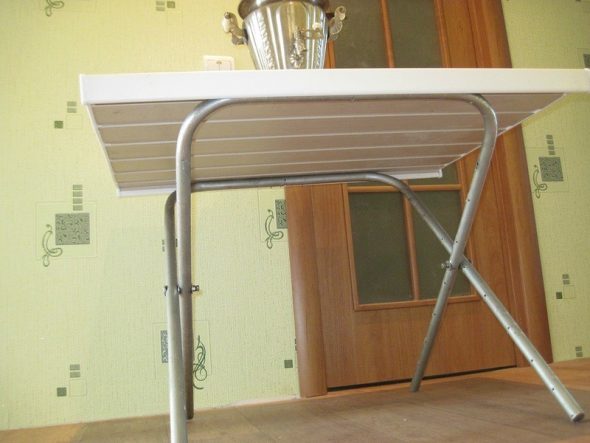 tavolo con gambe in alluminio