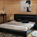Letto matrimoniale nero con cassetti nella foto
