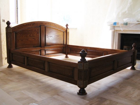 Foto di un letto in legno massello per due