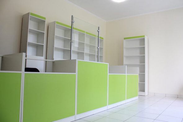 Produzione, assemblaggio di mobili in legno