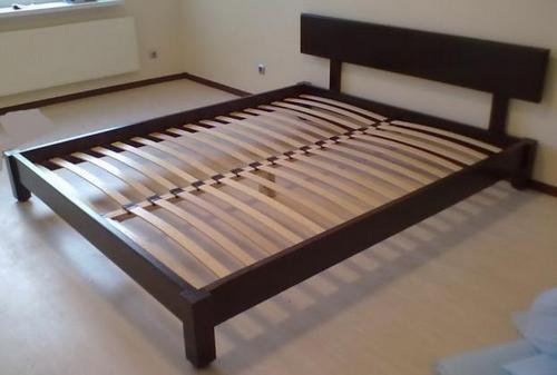 Letto con struttura in legno