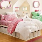 Letto per ragazze adolescenti con sezioni contenitore in vimini