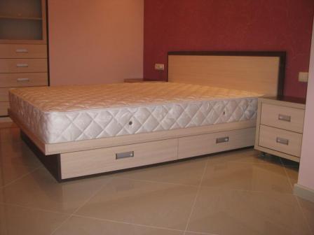 Letto matrimoniale con cassetti per appartamento