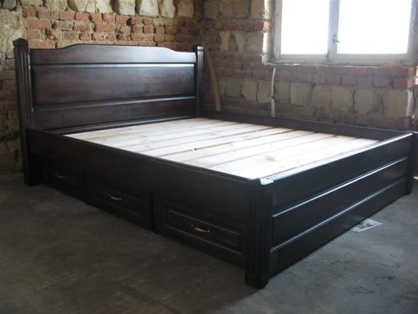 Foto di letto in legno massello