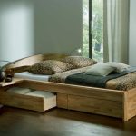 Letto in legno massello con cassetti