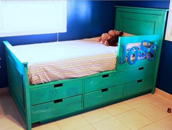 Letto con cassetti per riporre oggetti domestici