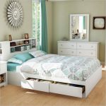 Letto con cassetti all'interno della stanza
