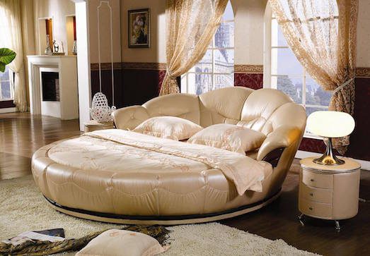 Letto rotondo nella foto dell'interno della camera da letto