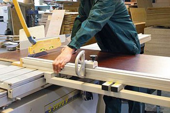 Attrezzature per la produzione di mobili in legno