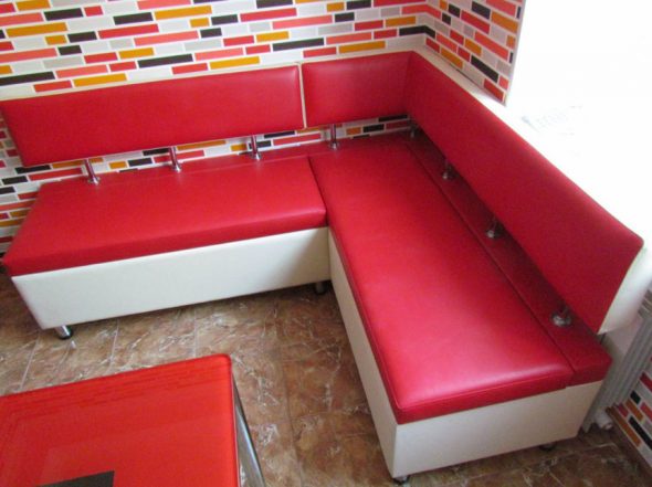 Rivestimenti dell'angolo della cucina (foto)