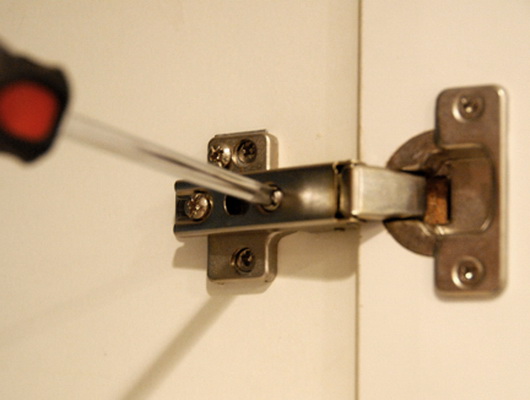 Cominciamo a regolare le cerniere