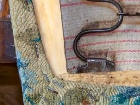 Il momento più importante e difficile nel restauro di un mobile è il rivestimento.