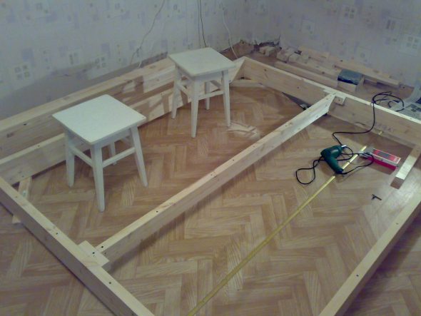 Montaggio e installazione del telaio del letto