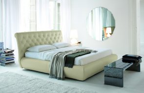 Camera da letto con uno specchio sul muro