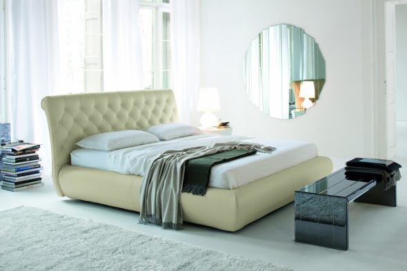 Camera da letto con uno specchio sul muro