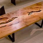 tavolo in legno tagliato a sega