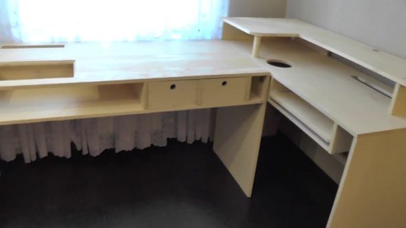 Tavolo fatto di assi di legno