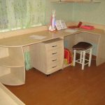 Scrivania per due bambini di età diverse