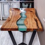 Tavolo con piastrelle ornamentali