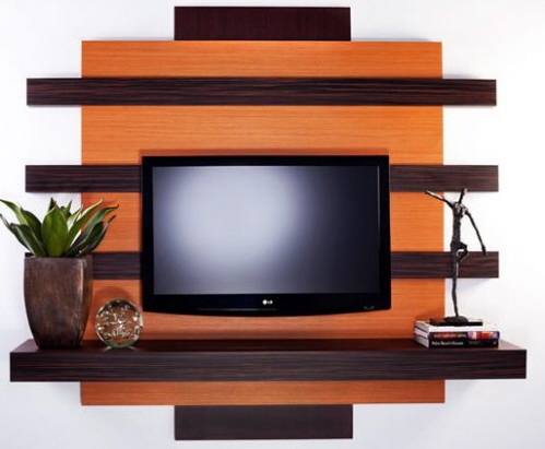 La parete dedicata alla TV è decorata con una mensola originale in una tonalità leggermente più scura.