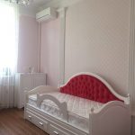 Comodo letto per bambini con morbida testiera