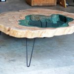 Tavolino con luce in legno dalla forma insolita