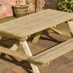 tavolo in legno con panche