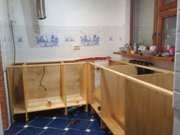 Set da cucina fai da te con assi per mobili