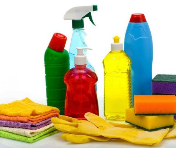 prodotti essenziali per la pulizia dei mobili imbottiti di casa