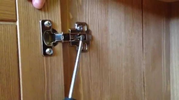 regolare ante di armadi e mobili in genere
