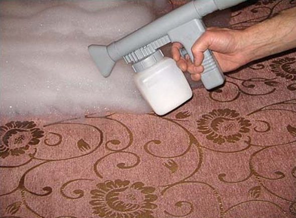 pulire i mobili imbottiti di casa dagli odori