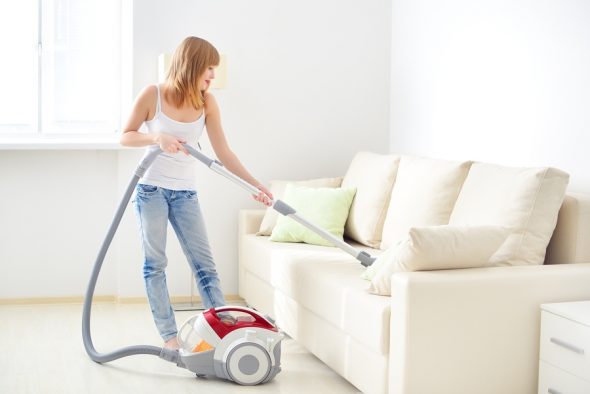 consigli su come pulire un divano a casa