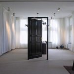 dormire con i piedi verso la porta