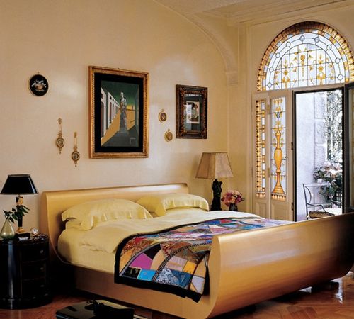 dormire con i piedi verso la porta