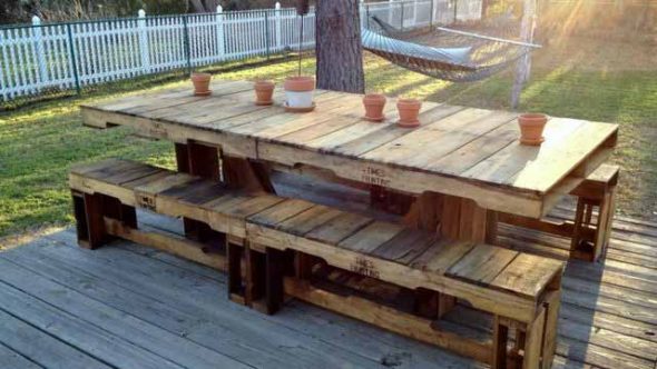 tavolo da giardino realizzato con pallet