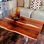 tavolo in legno all'interno