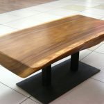 tavolo in legno tagliato a sega
