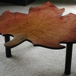 tavolo di legno a forma di foglia