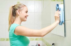 Lavo lo specchio del bagno